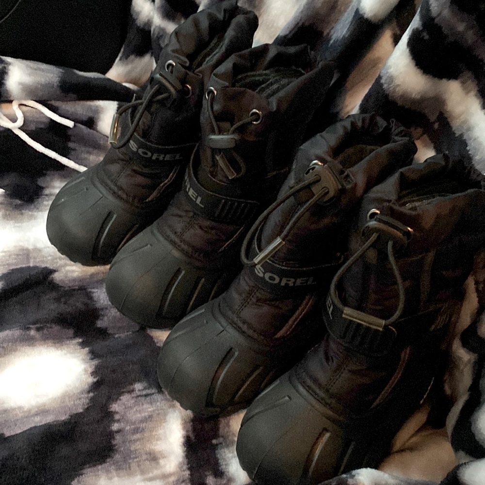 Sorel Toddler kids Flurry Snow Boots Black , very warm, toddler 8 boys or girls